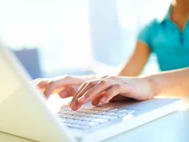 hænder på tastatur 